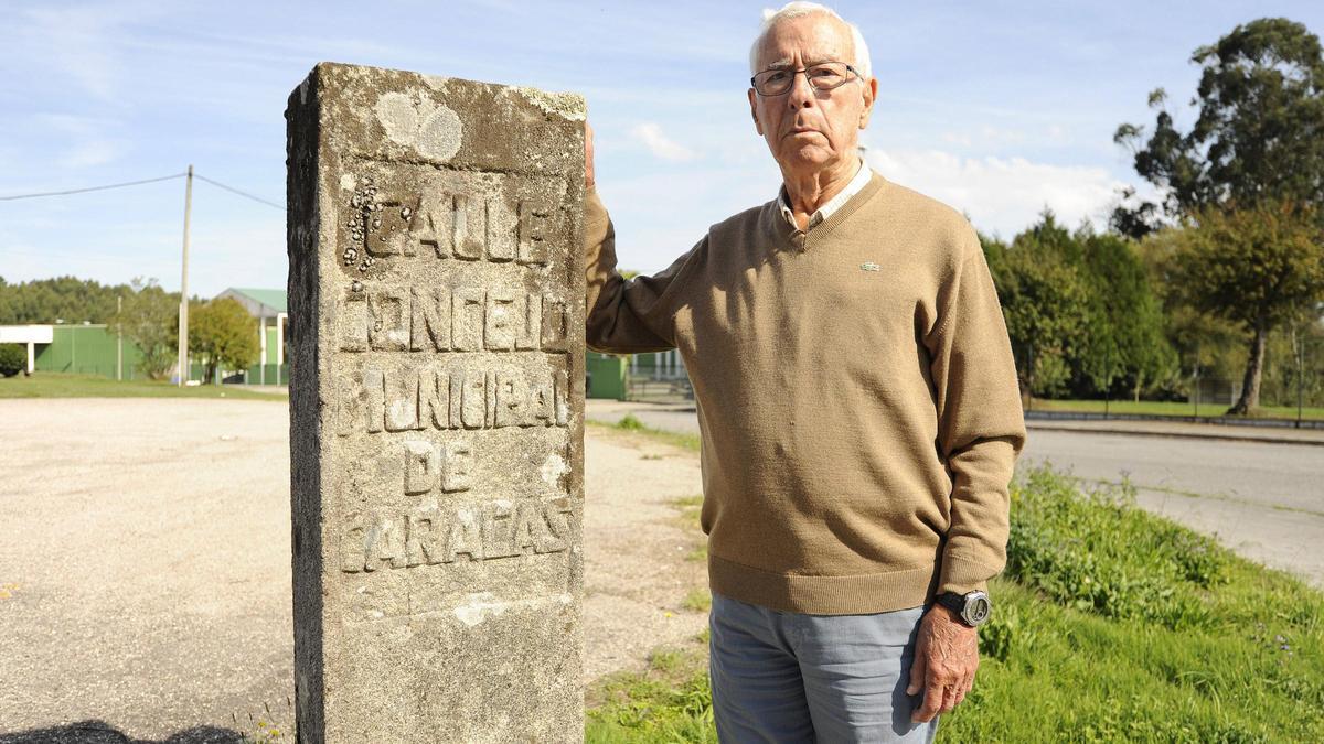 José Quinteiro, junto al monolito de homenaje a Caracas instalado en la zona deportiva de A Estrada