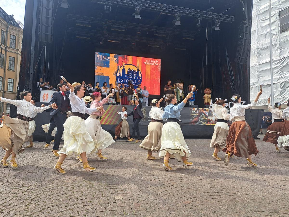 Actuació de l'Esbart Som Riu d'Or de Sant Fruitós a Estocolm