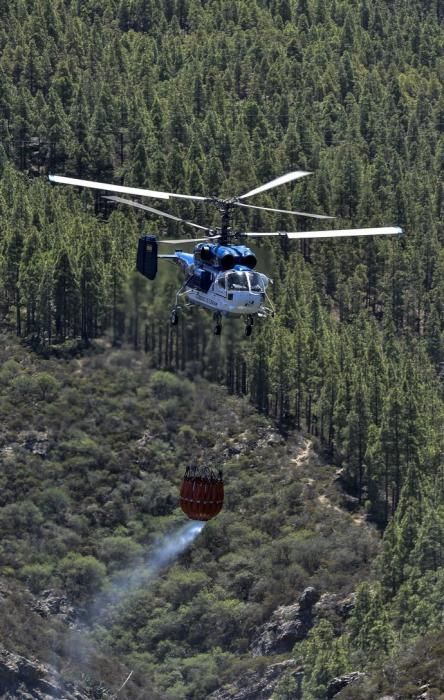 ARTENARA. Incendio en la Cumbre. Helicoptero tomando agua en la presa de Las Hoyas  | 11/08/2019 | Fotógrafo: José Pérez Curbelo