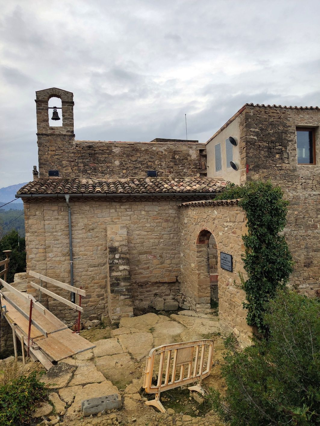 Entrem al Castellet de Sant Vicenç, en obres per obrir al públic d’aquí a un any. Mireia Arso