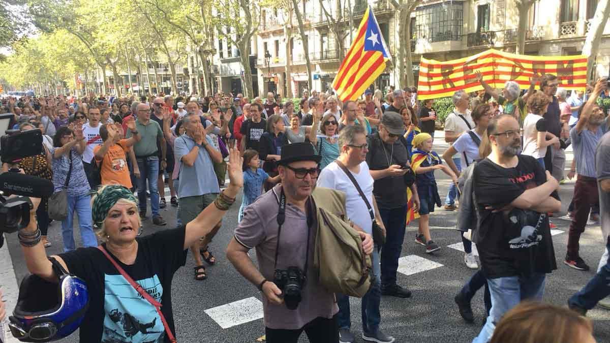 La marcha independentista avanza por la Gran Via.