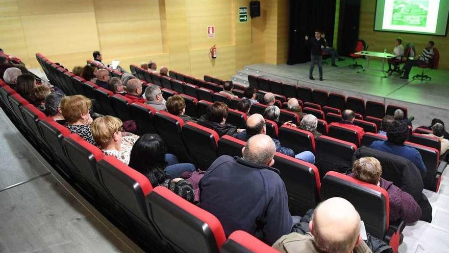 Asistentes a la reunión organizada por el Concello en Meicende sobre el servicio de basuras.