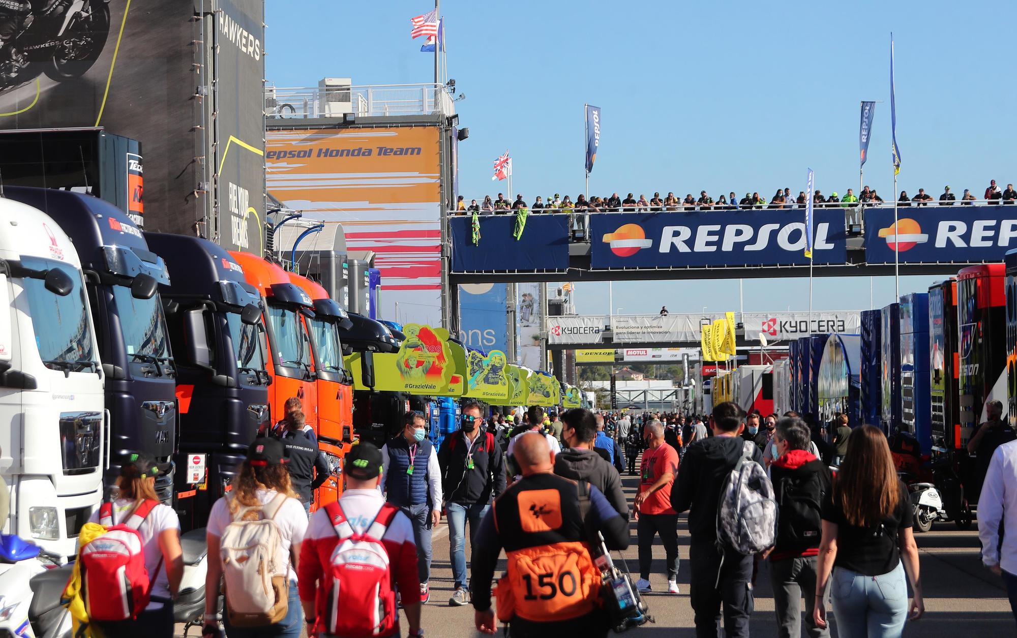 Llenazo en Cheste para ver a Rossi