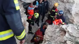 Un hombre se rompe las dos piernas al caer de una altura de diez metros en la costa de es Caló de Formentera