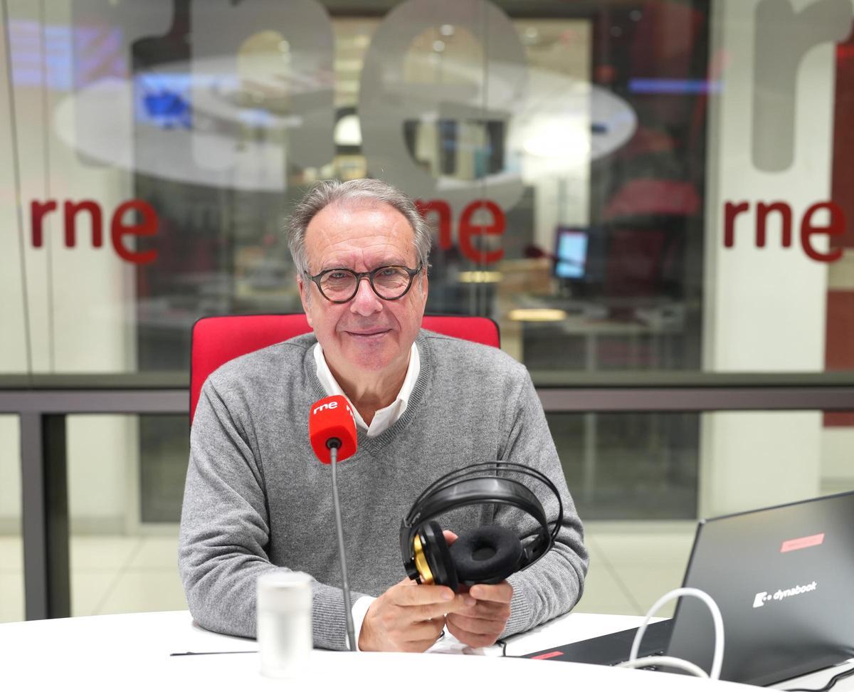 Josep Cuní, en uno de los estudios de RNE, donde dirige y presenta 'Las Mañanas de RNE'.