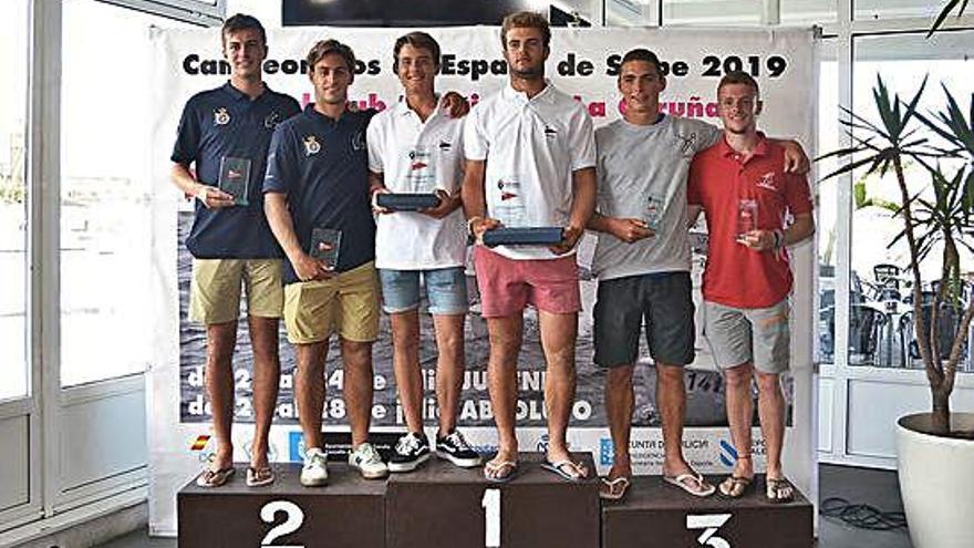 El podio del Campeonato de España, con los coruñeses Robert Bermúdez y Pablo Mijares en el centro.