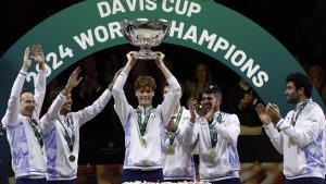 Sinner celebra la victoria de Italia en la Copa Davis de Málaga.