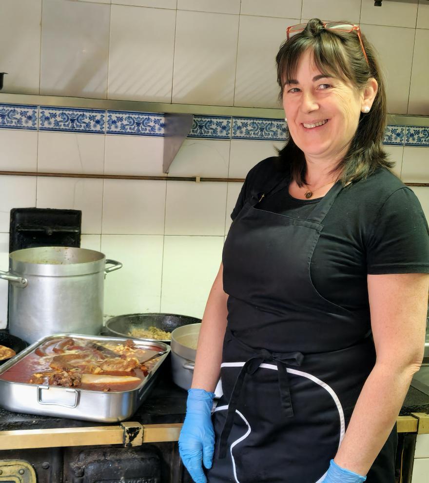 Montse Prellezo en la cocina del restaurante Remoña, en la localidad cántabra de Espinama.