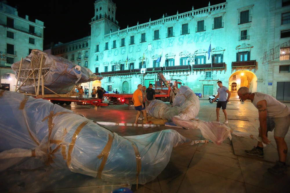 La Hoguera Oficial llega a la plaza del Ayuntamiento para abrir la plantà