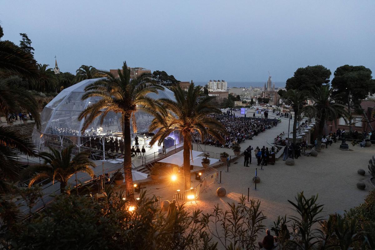 Concierto del Cor del Liceu a la Plaça de la Natura del Park Güell.