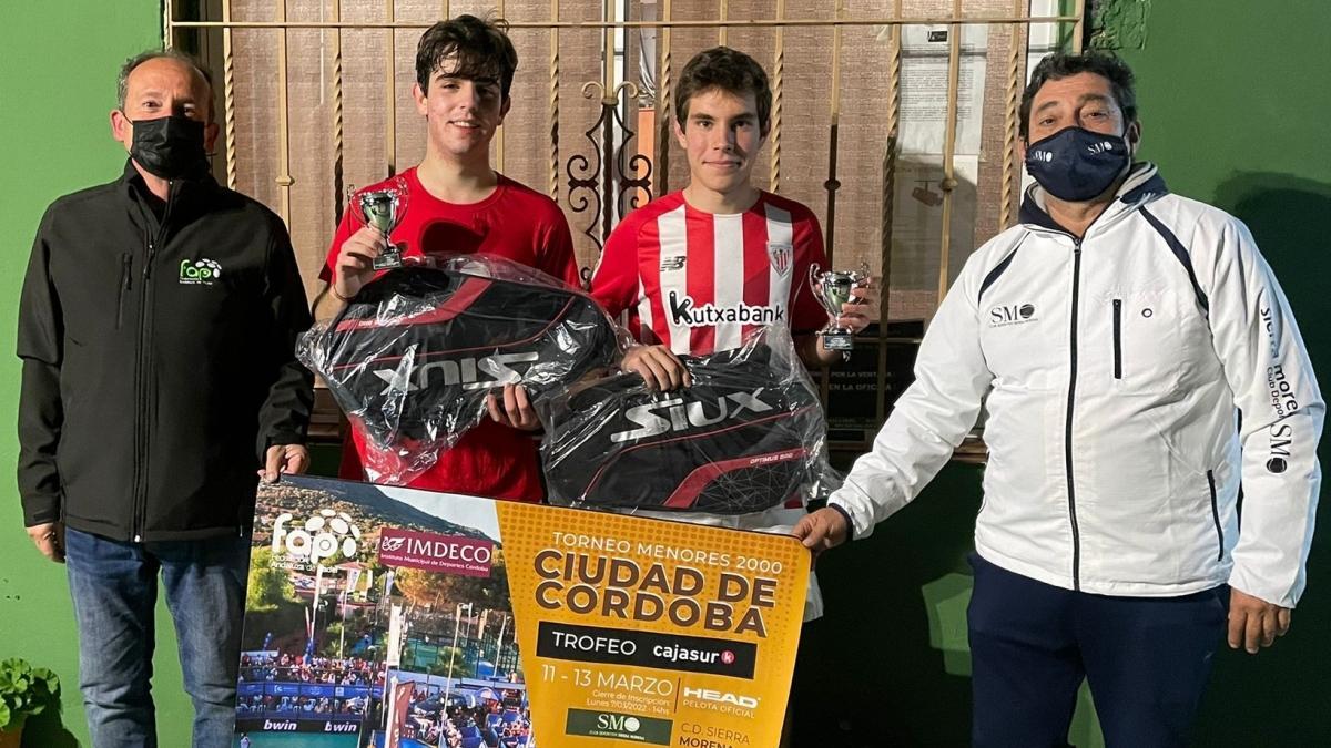 Francisco Arrebola, Francis Díaz, Manuel Susín y Alfonso Caballero, en la entrega de premios del Torneo Ciudad de Córdoba Trofeo Cajasur de menores de pádel.