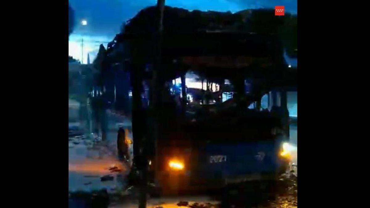 Arde un autobús sin pasajeros en Móstoles y queda totalmente calcinado.