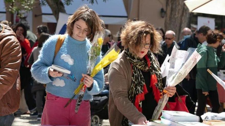 Dos mujeres observan  algunos libros en Vara de Rey.