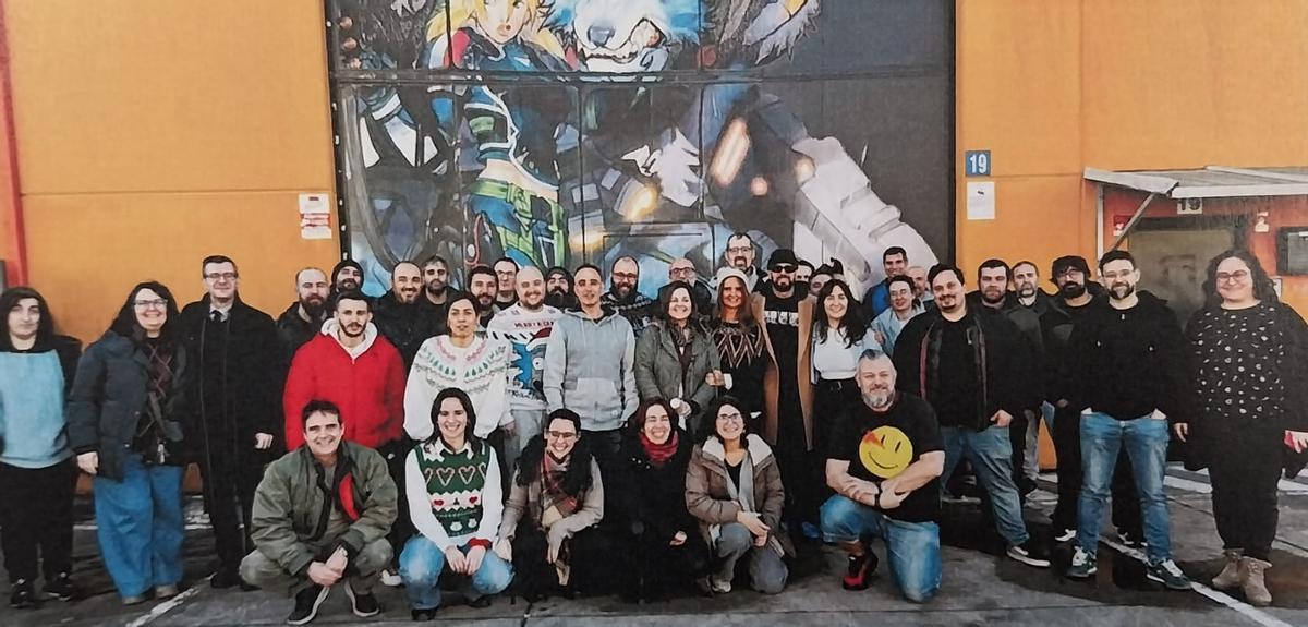 Una imagen de la plantilla de Corvus Belli delante de su sede en el polígono industrial de Castiñeiras, en Bueu.