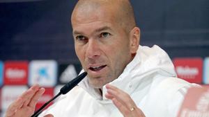 Zinedine Zidane, durante la rueda de prensa de este lunes en la ciudad deportiva blanca. 