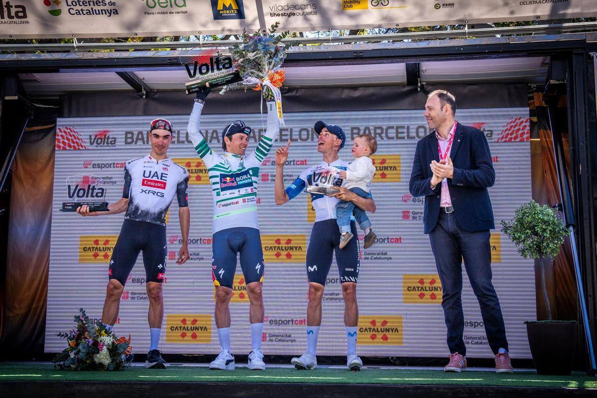 El podio final con Roglic, Ayuso, Enric Mas con su bebé en brazos y Berni Álvarez, conseller de deportes de la Generalitat.