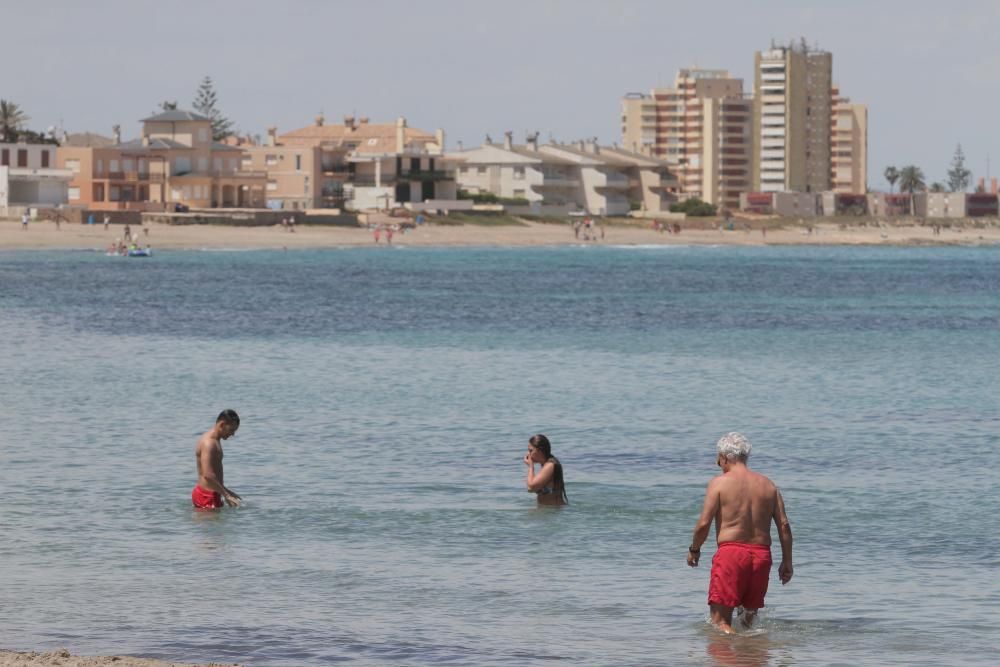 Turistas y locales disfrutan de un día de playa