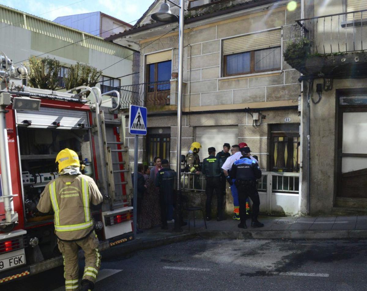 La Policía el pasado jueves en la casa okupada en O Real. | GONZALO NÚÑEZ