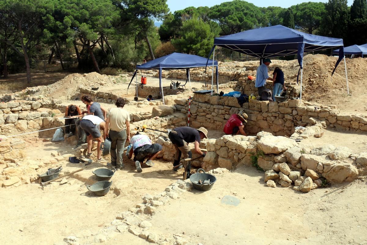 Troben un cap femení del segle VI aC que formava part d'un vas ritual a Empúries.