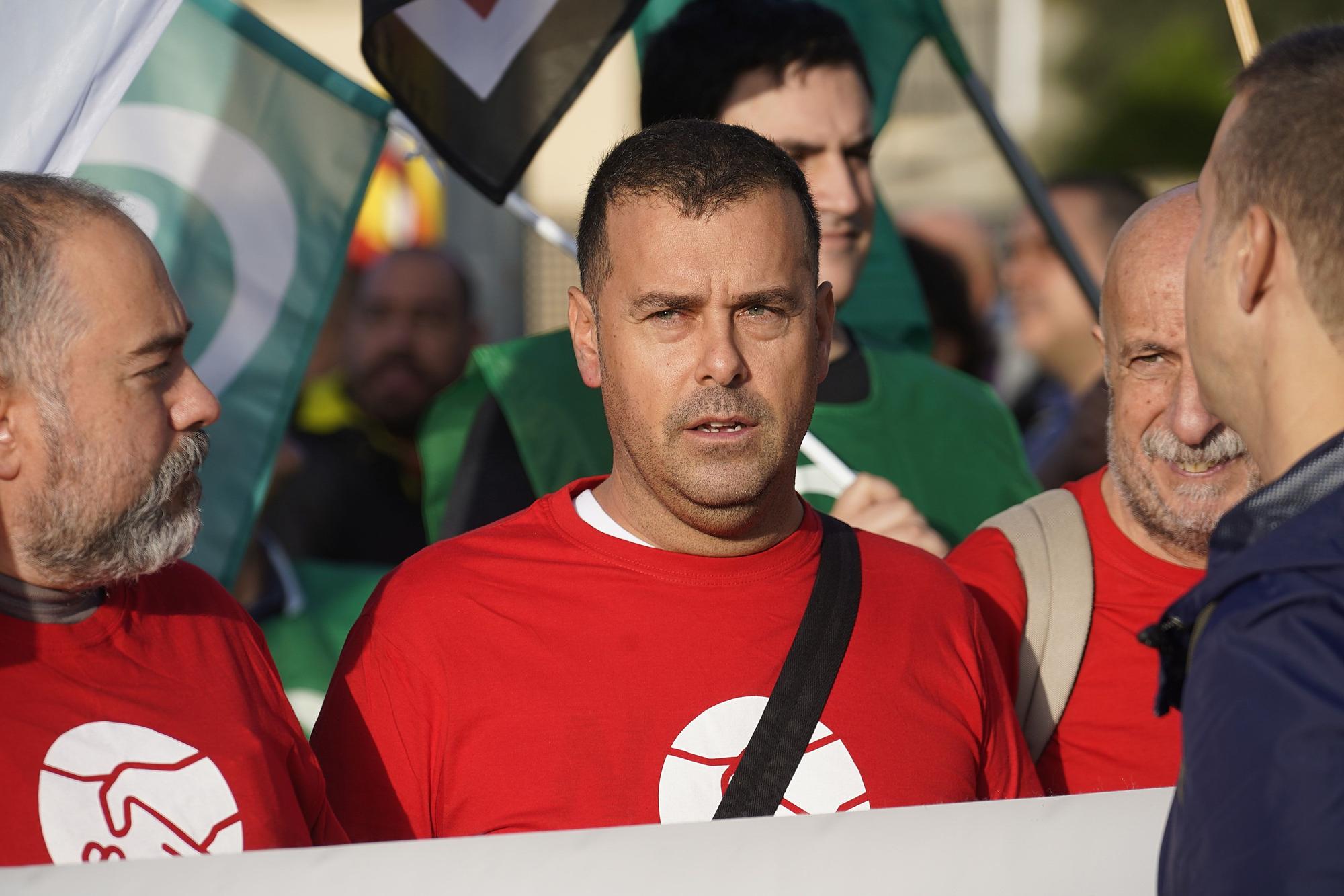 Una cinquantena de treballadors protesten davant la Nestlé de Girona