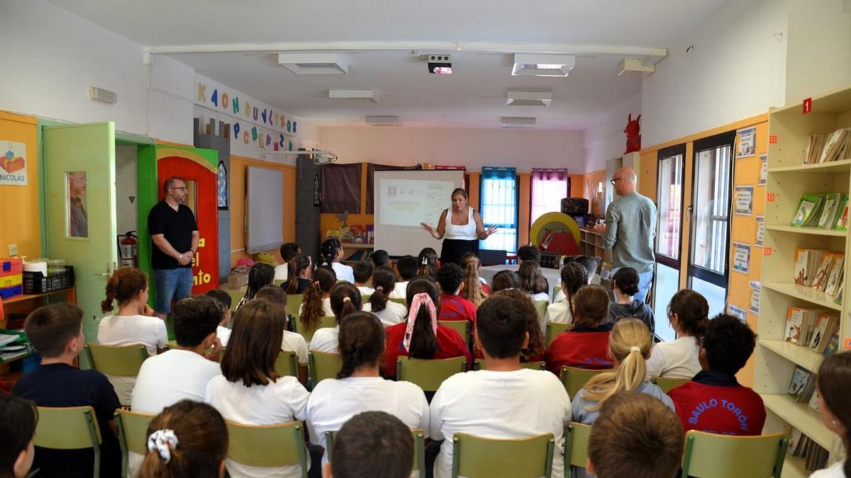 La consejera Isabel Mena habla a los escolares del CEIPSaulo Torón sobre el proyecto ‘Educando en Valores’.