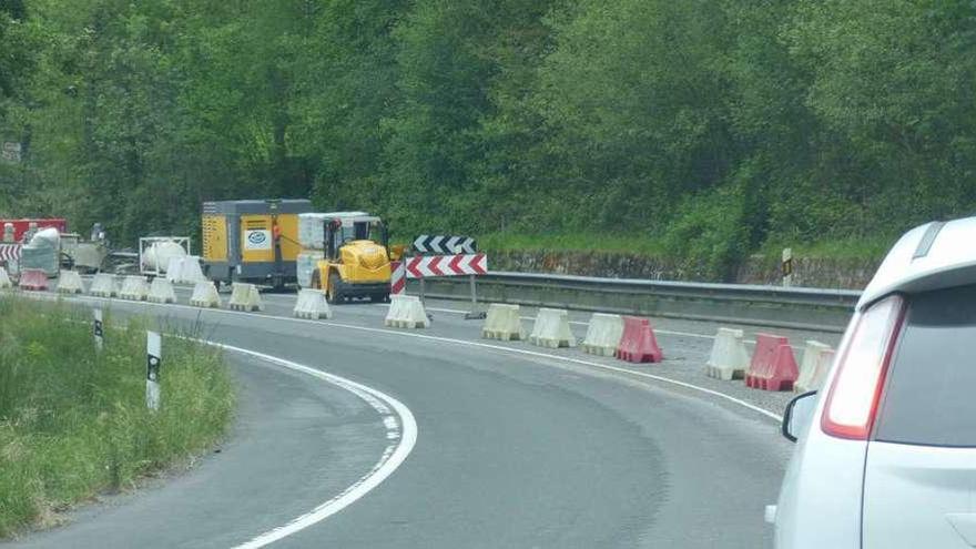 Preparadas las máquinas para reparar el socavón de Ceceda (Nava)