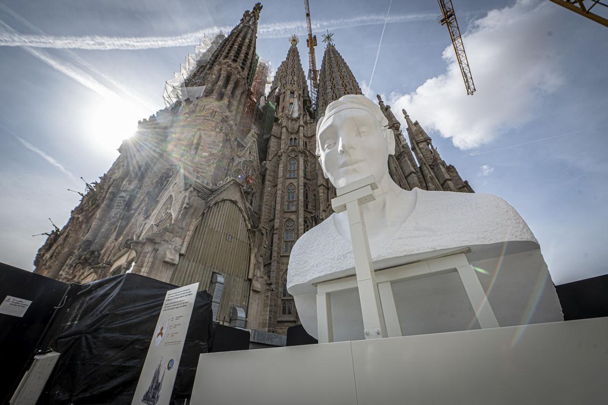 Dos colosales figuras de mármol griego de Thasos, el más blanco del mundo, aguardan a los pies del templo de la Sagrada Família para ser alzadas en octubre a la cima de las torres dedicadas a los evangelistas Juan y Mateo, la primera, como marca la tradición cristiana, un águila, y la segunda, con un esculpido que a veces confunde incluso a los más creyentes, con el aspecto de un hombre alado, sin que eso sea exactamente un ángel.