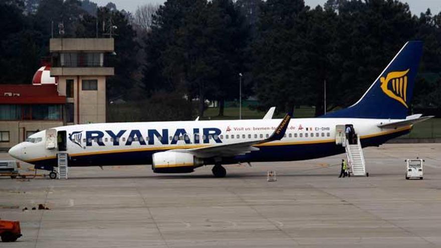 Un avión de Ryanair en Peinador. // R. Grobas