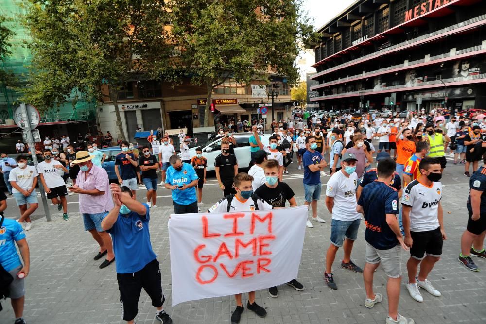 Protesta de los aficionados del Valencia CF contra de Meriton y Peter Lim