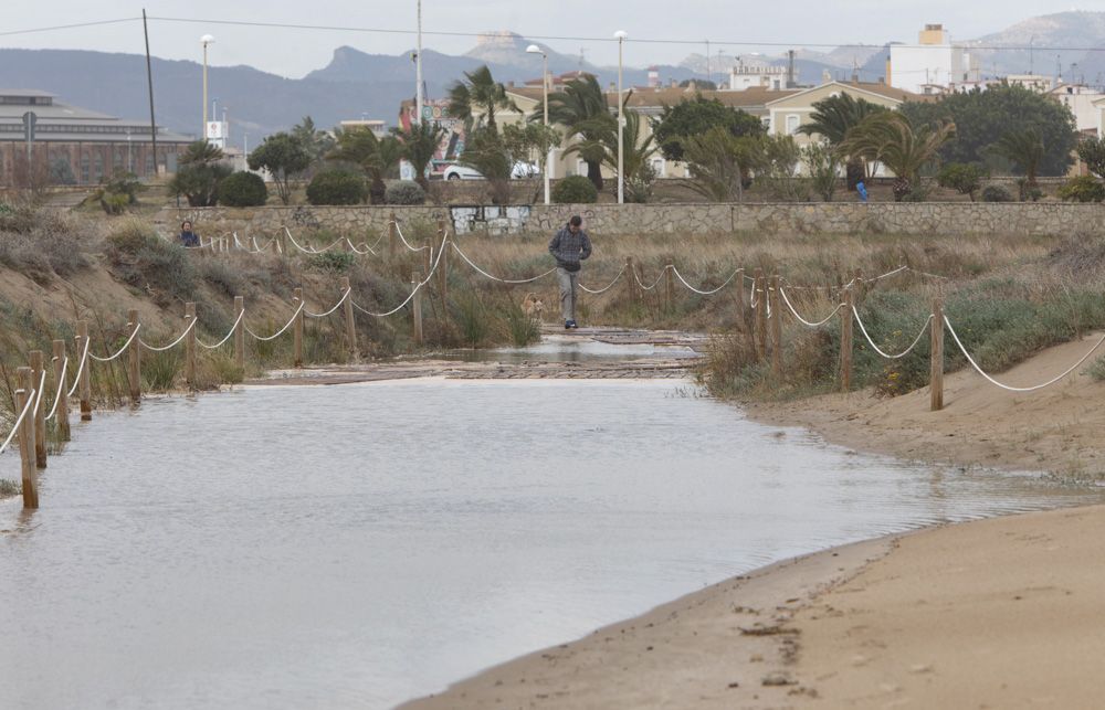 El temporal inunda los accesos a la playa del Port de Sagunt