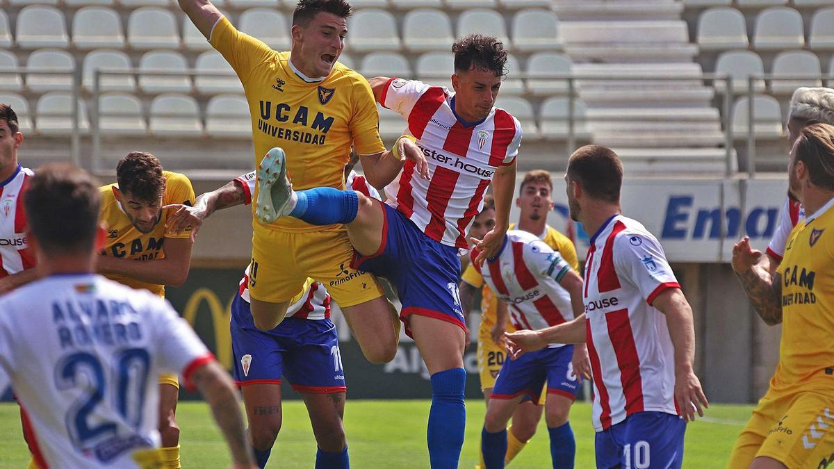 Jordi Sánchez pelea el esférico en un córner ayer ante el Algecieras en el Nuevo Mirador.