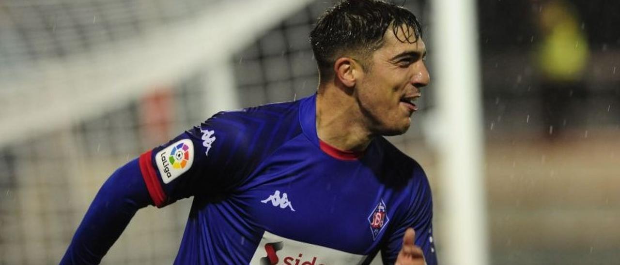 Gaizka Larrazabal celebra un gol con la camiseta del Amorebieta.