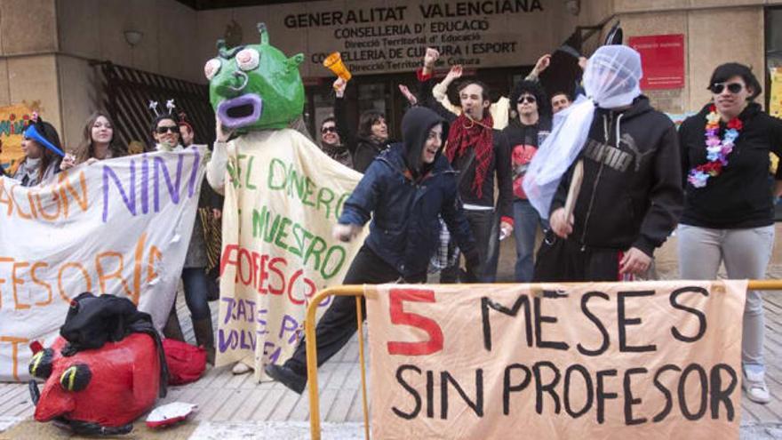 Los alumnos de Animación Sociocultural protestaron ayer frente a la sede de Educación.
