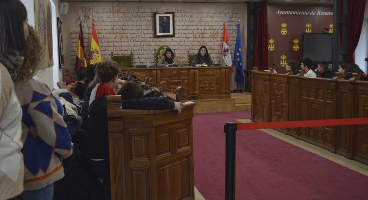 Alumnos del Virgen de la Vega durante la actividad en el salón de plenos. | E. P.
