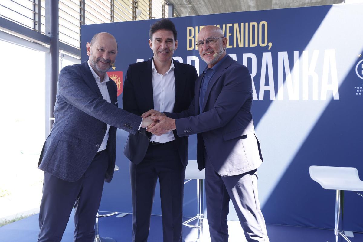 Karanka junto a Luis de la Fuente y Rafael Louzán el día de su presentación