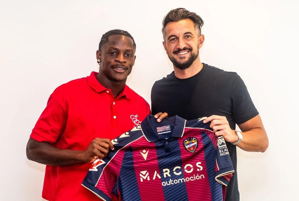 Etta Eyong (i), junto al director deportivo del Levante, Héctor Rodas (d).