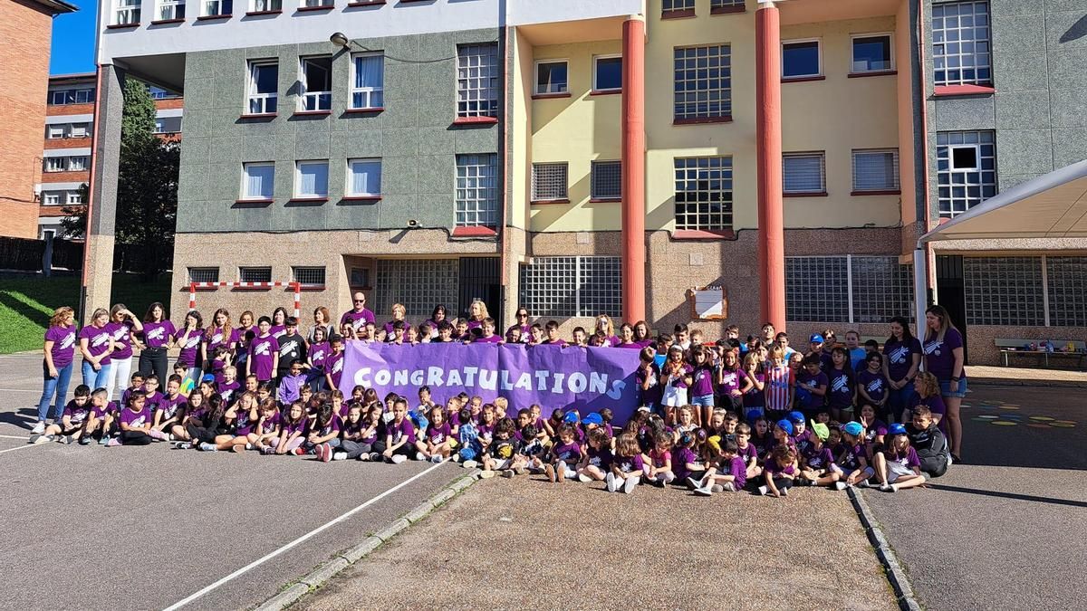 Los alumnos y profesores del colegio Clara Campoamor de Riaño, con la pancarta de felicitación a Katalin Karikó.