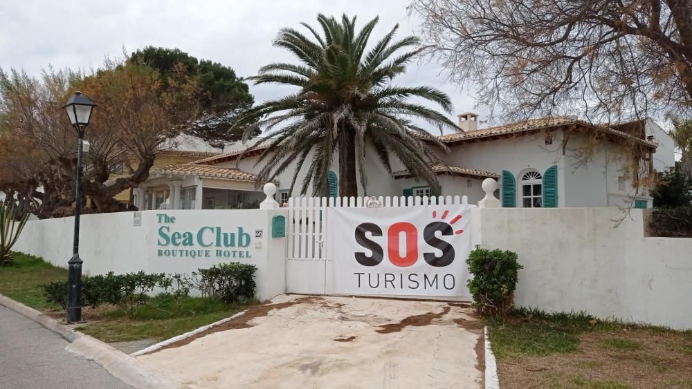 Ganz Mallorca ist voll mit SOS-Turismo-Bannern