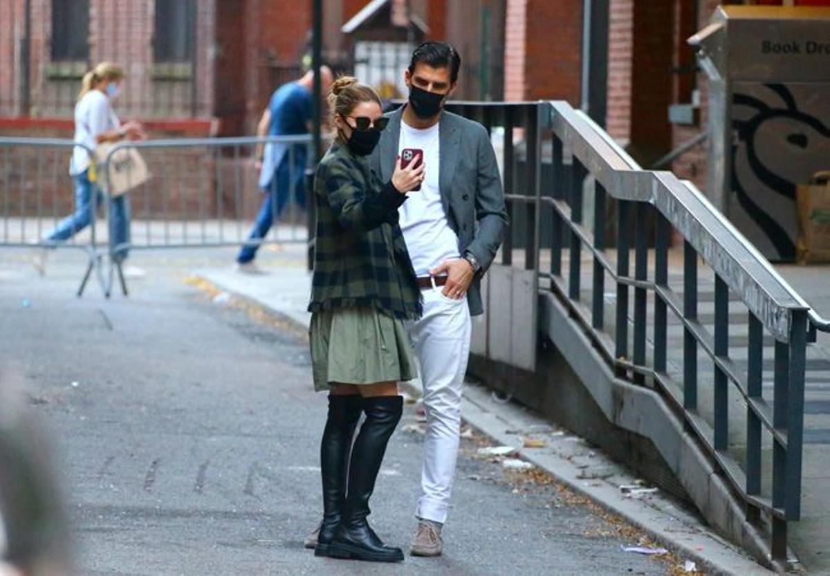 Olivia Palermo, con su marido Johannes Huebl por las calles de Nueva York