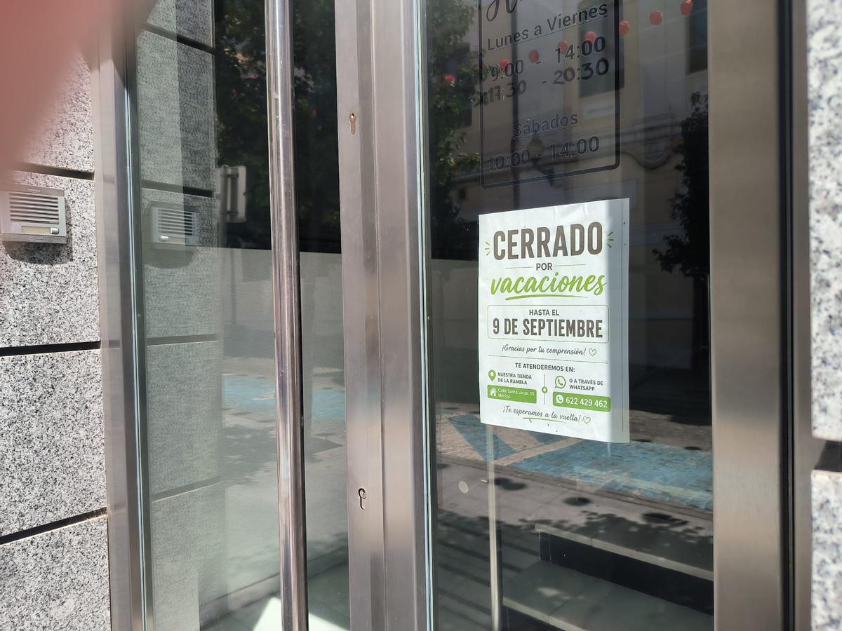 Una oficina de Mérida cerrada por vacaciones durante la feria.