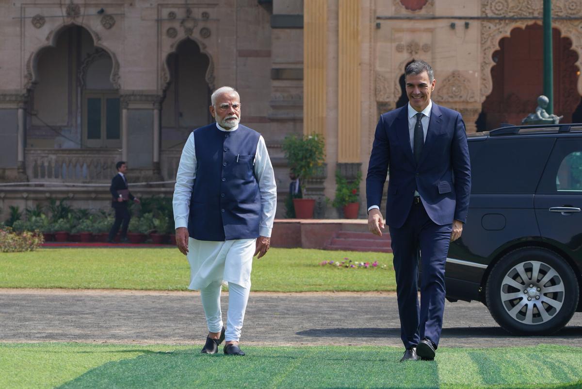 El presidente del Gobierno, Pedro Sánchez, y el primer ministro indio, Narendra Modi, el pasado 28 de octubre en Vadodara (India).