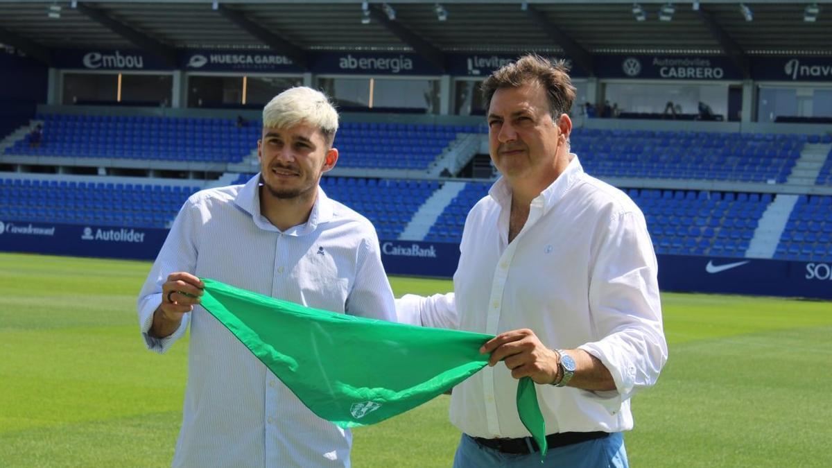 El expresidente Manolo Torres, a la derecha, junto al futbolista Andrei Ratiu.