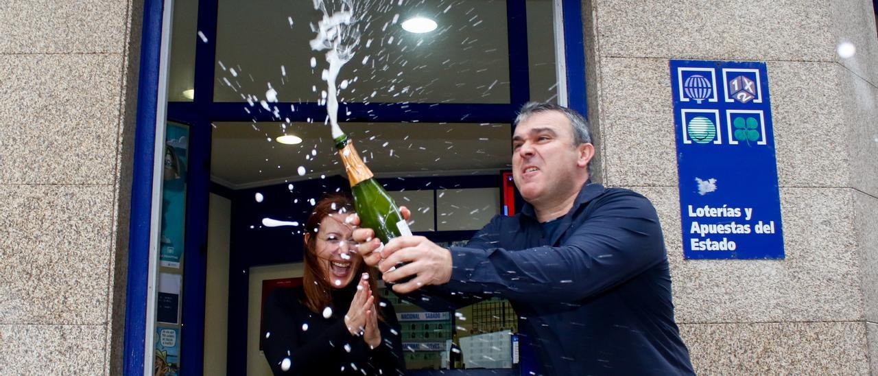 Cristina Allo y Manuel Núñez celebran los premios que repartieron el pasado 22 de diciembre.