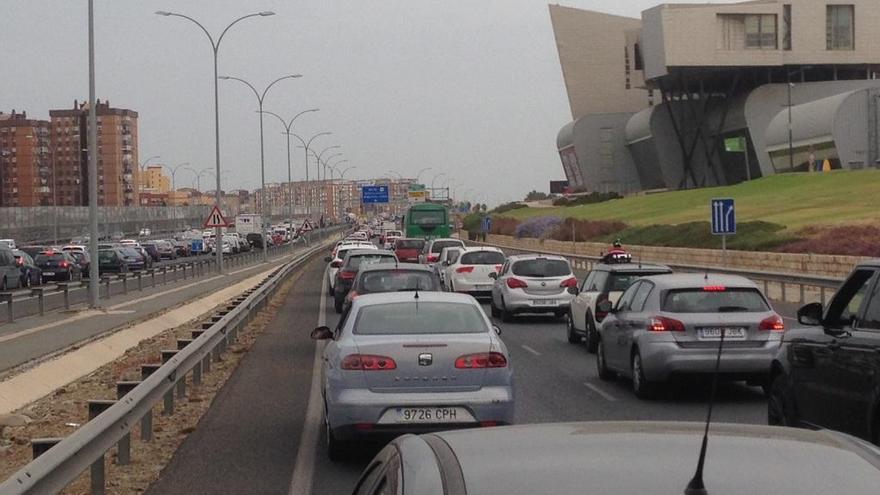 El accidente provocó atascos de cuatro kilómetros ayer al mediodía.