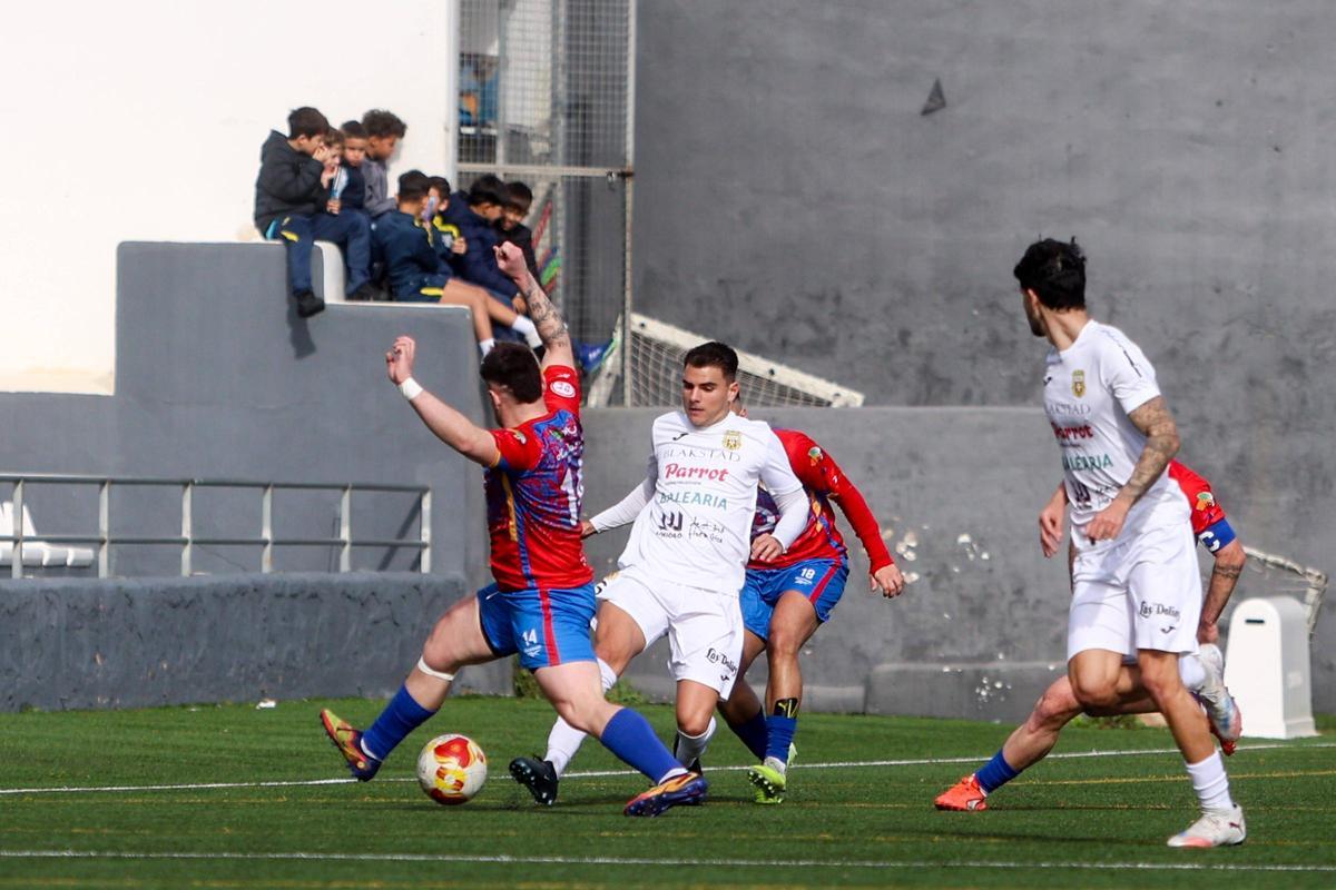 Foto de un lance de juego en el derbi del pasado 25 de enero entre la Peña Deportiva y la SD Portmany.
