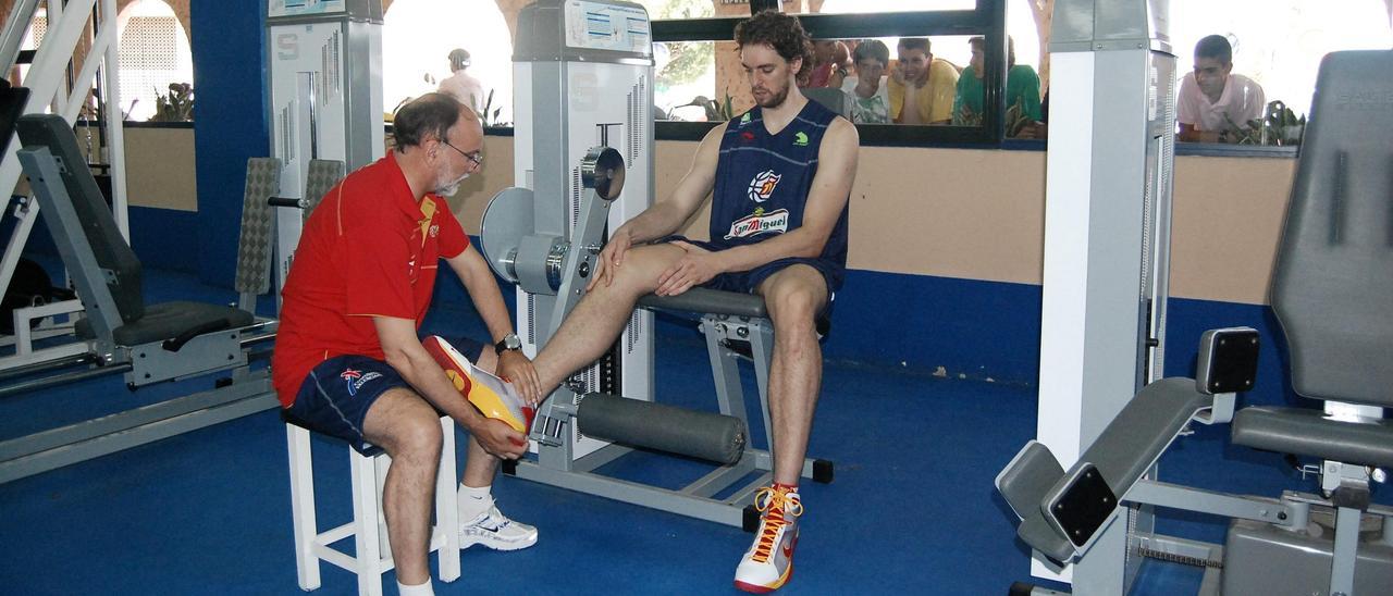 Pau Gasol, trabajando con Pepe Casal en el gimnasio durante el verano de 2008.