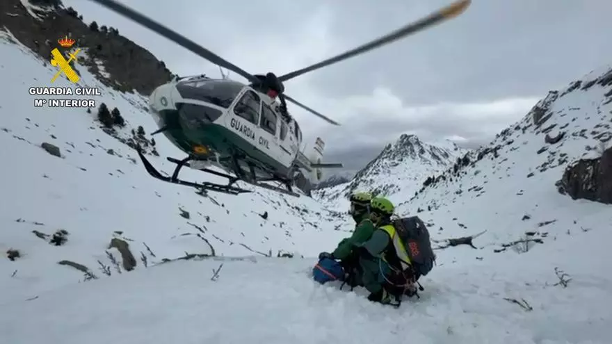 Efectivos del GREIM de Panticosa inspeccionan la zona del alud de Formigal