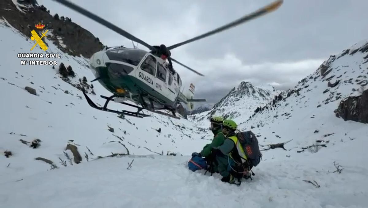 Efectivos del GREIM de Panticosa inspeccionan la zona donde tuvo lugar un alud en Formigal