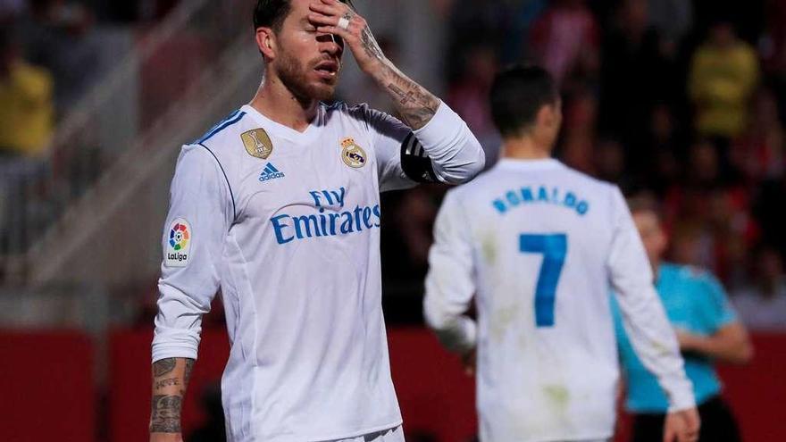 Sergio Ramos se lleva la mano a la cabeza en señal de decepción tras la derrota sufrida ayer por el Real Madrid en Montilivi. // Reuters