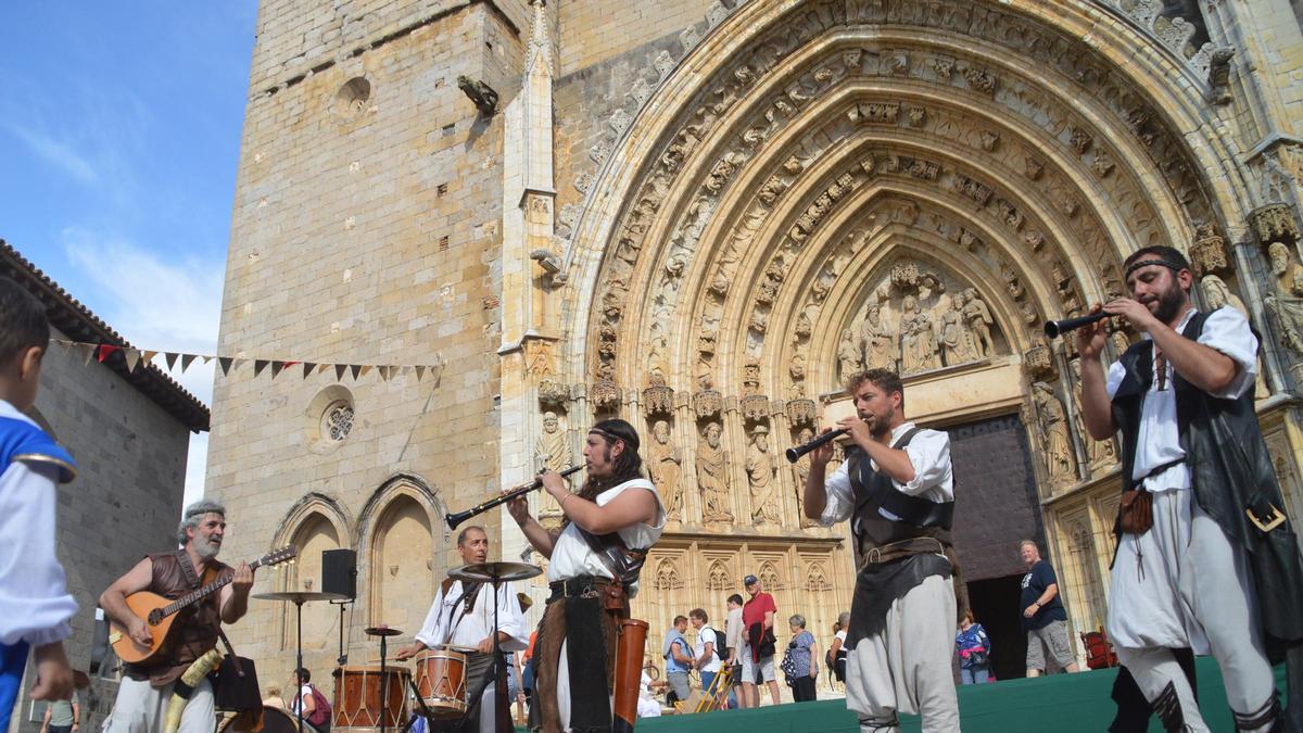 Músics davant la Basílica durant el Festival Terra de Trobadors, l'any passat.